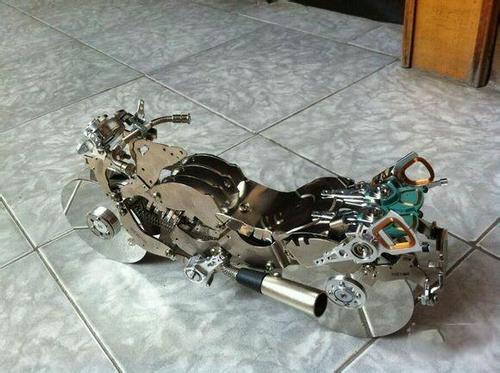 《魔獸世界》玩家用舊電腦零件制作機(jī)械路霸【10】