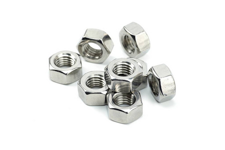 顯示活塞的已拆解發動機零件